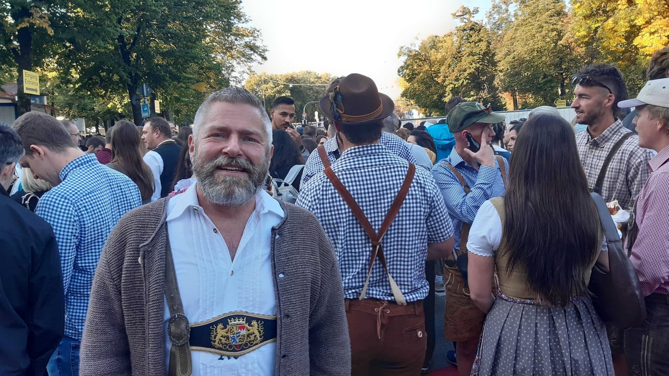 Andreas Völtl aus München vor der Schlange zum Oktoberfest: Er will sich den Spaß nicht von Sicherheitskontrollen verderben lassen.