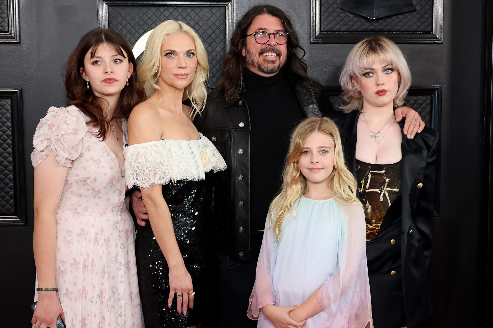 Dave Grohl mit Ehefrau Jordyn Blum (2.v.l.) und den gemeinsamen Töchter Harper, Ophelia und Violet.