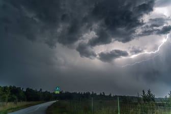 Schwere Unwetter mit Blitzen ziehen am Himmel auf. Über Köln und der Region wird in den kommenden Tagen ein massiver Herbststurm erwartet.