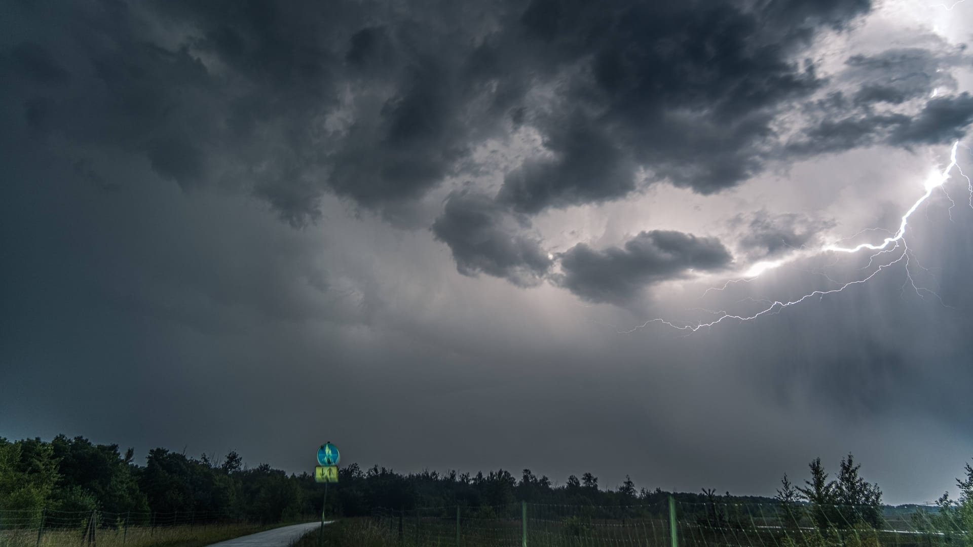 Schwere Unwetter mit Blitzen ziehen am Himmel auf. Über Köln und der Region wird in den kommenden Tagen ein massiver Herbststurm erwartet.