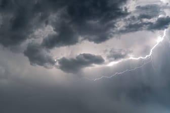 Schwere Unwetter mit Blitzen ziehen am Himmel auf. Über Köln und der Region wird in den kommenden Tagen ein massiver Herbststurm erwartet.