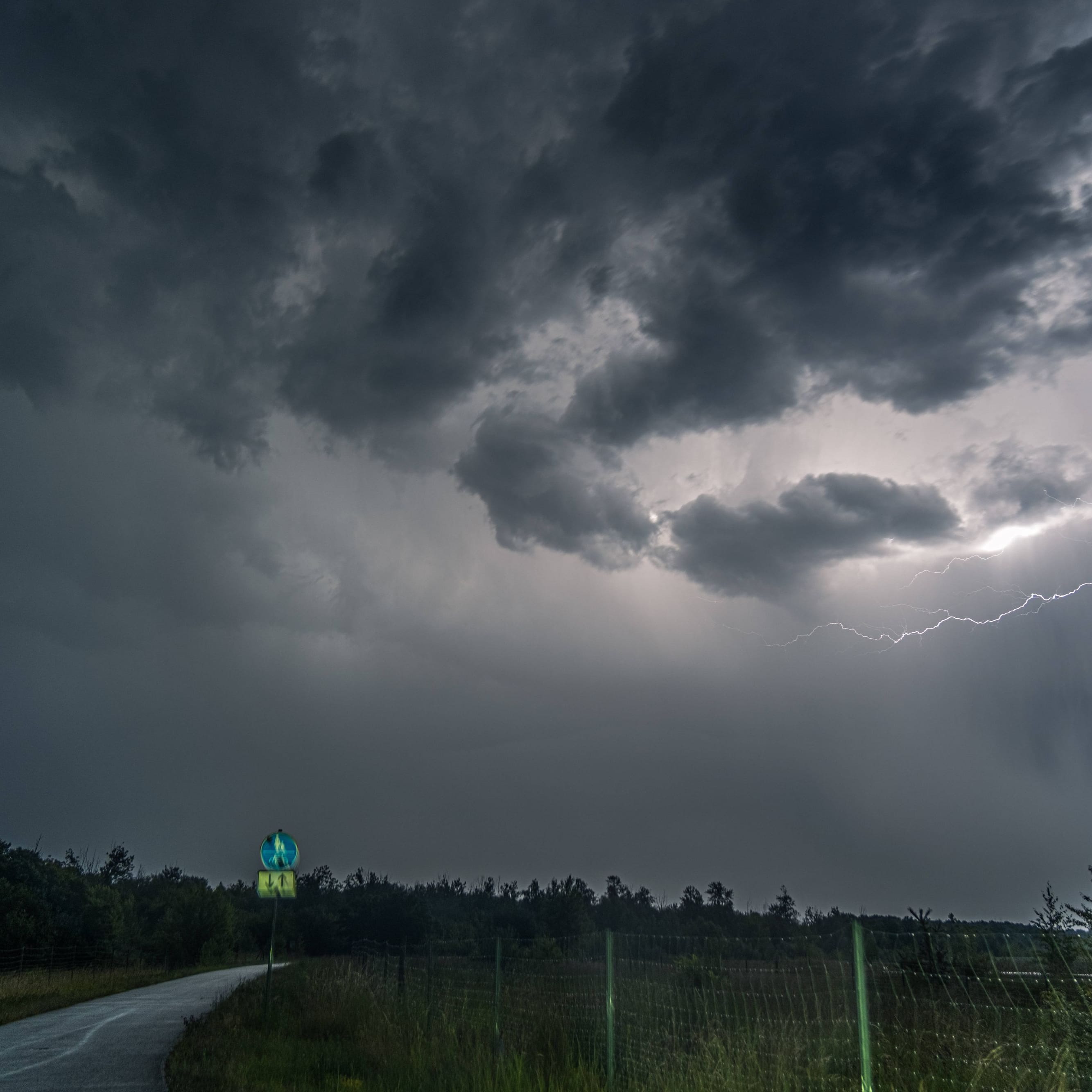 Schwere Unwetter mit Blitzen ziehen am Himmel auf. Über Köln und der Region wird in den kommenden Tagen ein massiver Herbststurm erwartet.