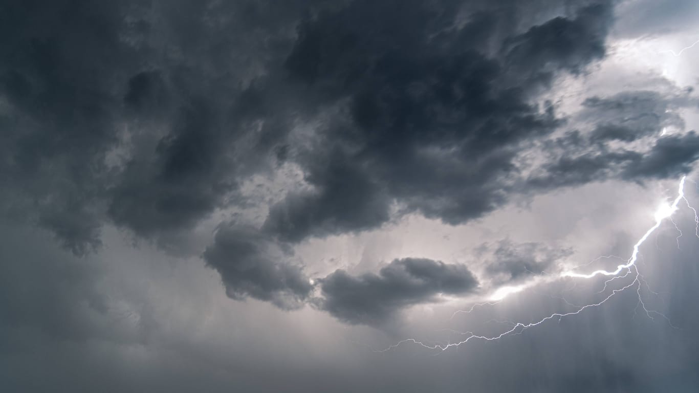 Schwere Unwetter mit Blitzen ziehen am Himmel auf. Über Köln und der Region wird in den kommenden Tagen ein massiver Herbststurm erwartet.