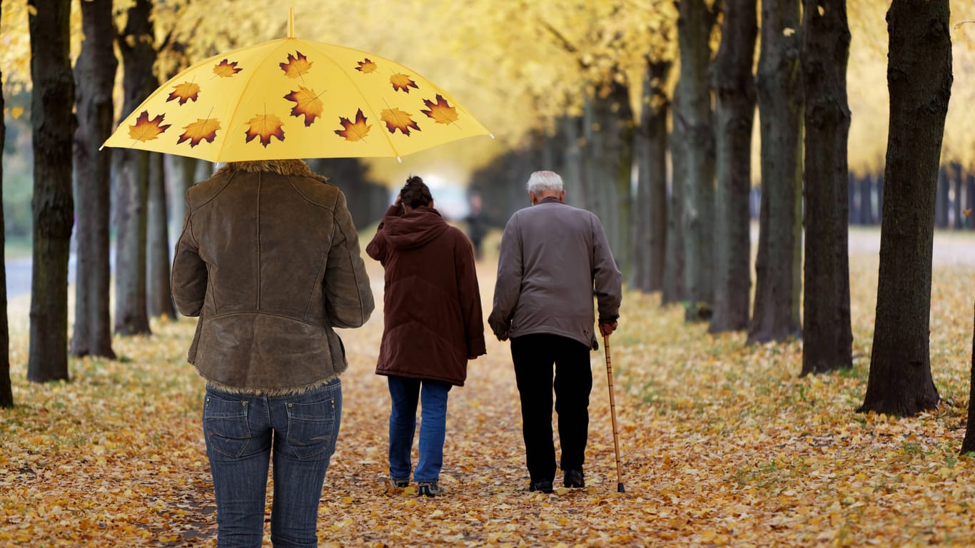 Herbstspaziergang (Symbolbild): Einen Regenschirm sollten Hannoveraner in den kommenden Tagen besser bei sich tragen.