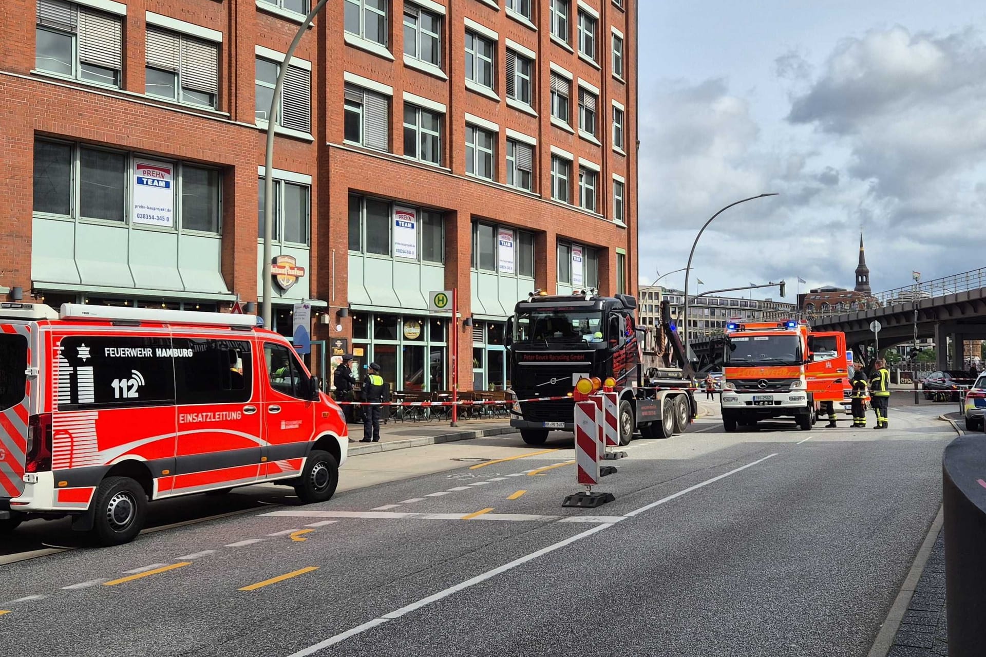 Feuerwehr und Polizei an der Unfallstelle: Wie es zu dem Zusammenstoß kam, ist noch unklar.