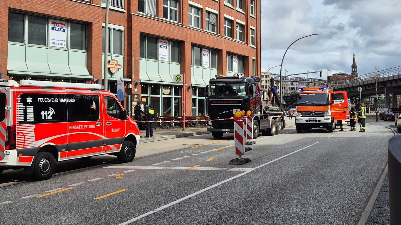 Feuerwehr und Polizei an der Unfallstelle: Wie es zu dem Zusammenstoß kam, ist noch unklar.