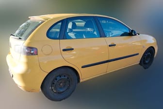 Ein Seat Ibiza: Das Bild zeigt nicht das tatsächliche Unfallfahrzeug, sondern nur das Modell – Abweichungen wie unterschiedliche Farben von Einzelteilen oder sind möglich