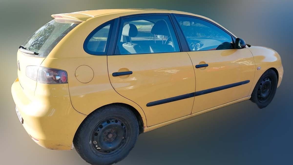 Ein Seat Ibiza: Das Bild zeigt nicht das tatsächliche Unfallfahrzeug, sondern nur das Modell – Abweichungen wie unterschiedliche Farben von Einzelteilen oder sind möglich