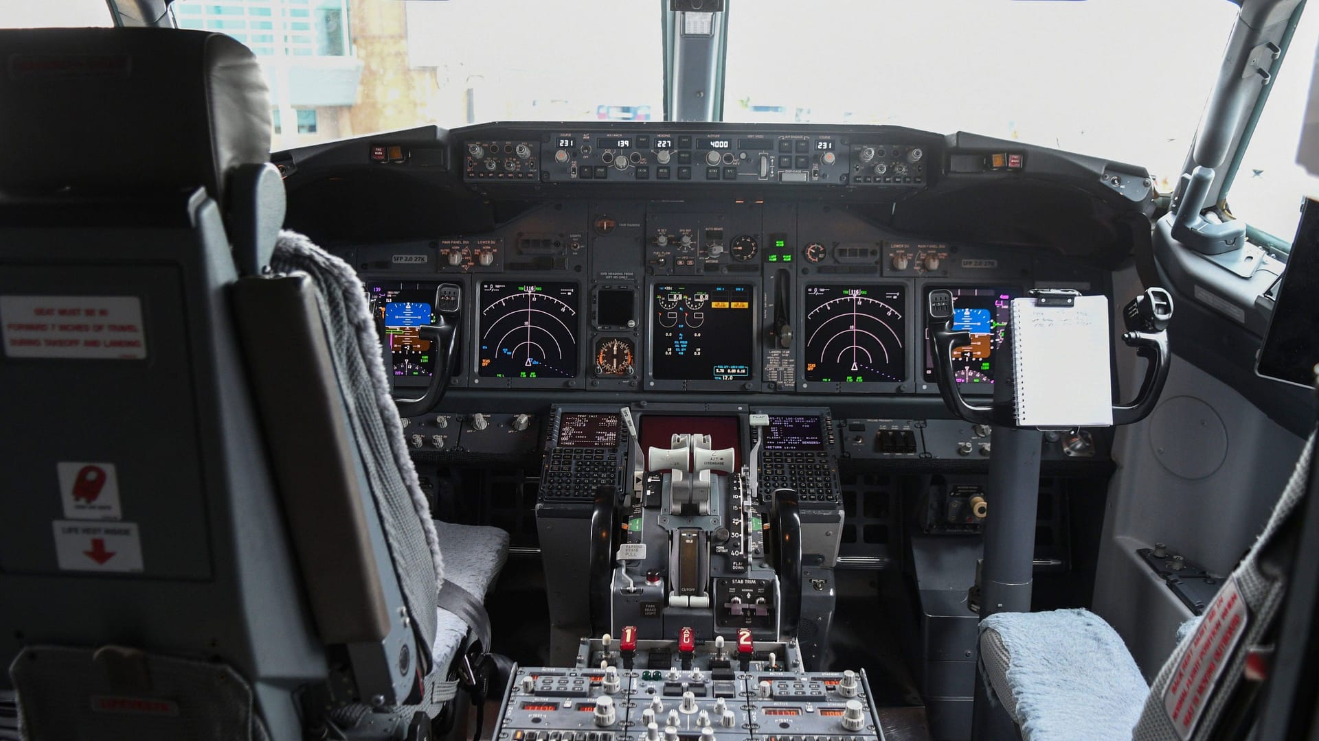 Das Innere eines 737-Max-Cockpits (Symbolbild). Die Ruderpedalen befinden sich unter dem Steuerknüppel im Fußraum.