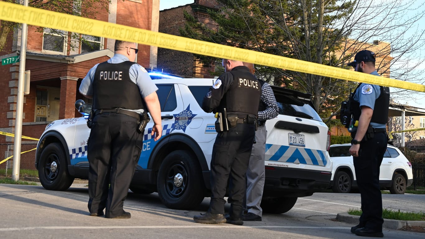 US-Polizisten (Symbolbild): Die Beamten untersuchen einen Mordfall in der Stadt Minden in Louisiana.