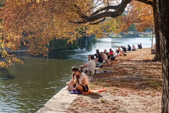 Junge Leute am Landwehrkanal in Berlin-Kreuzberg: Im Osten bleibt es auch am Samstag trocken.