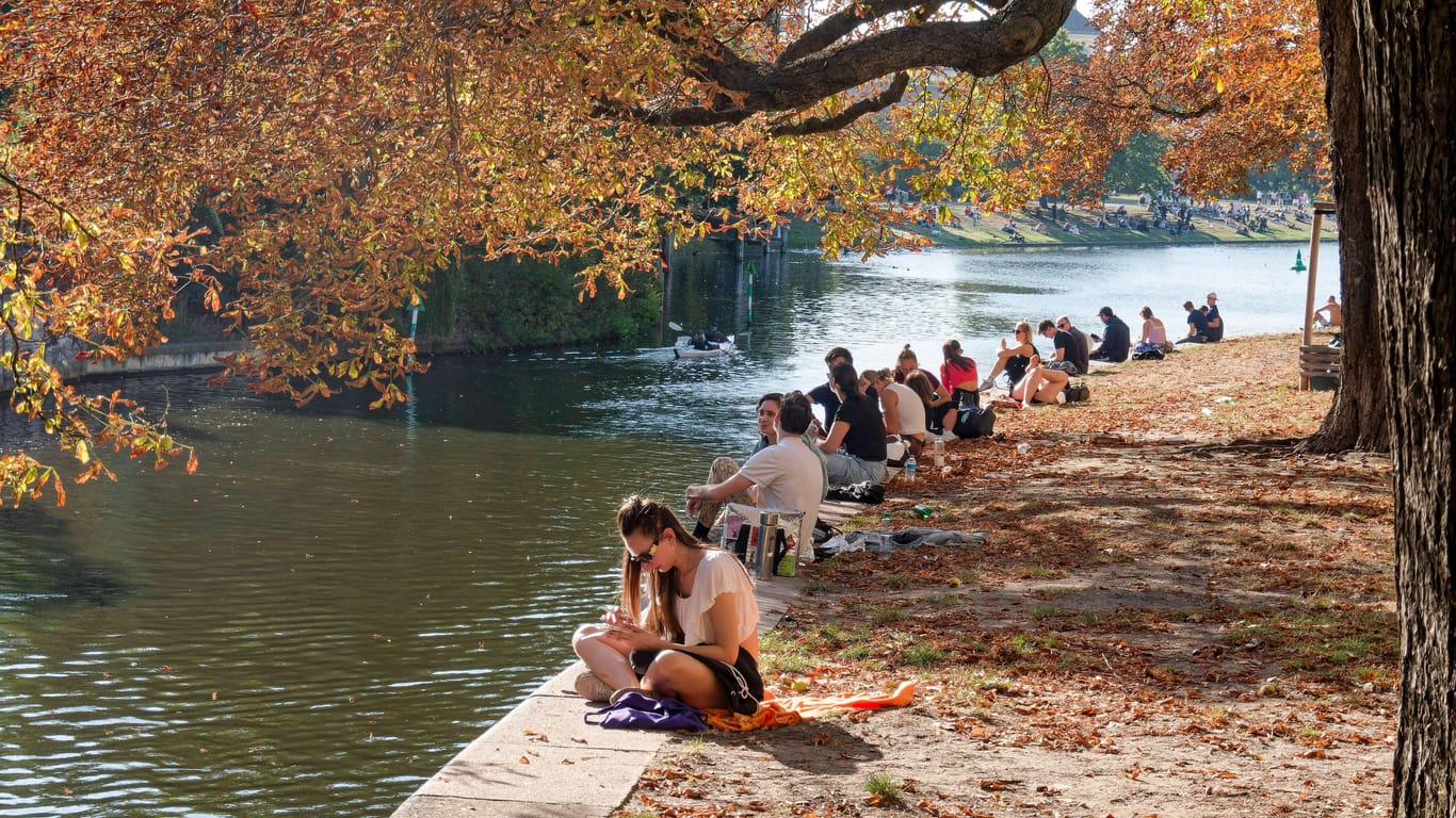 Junge Leute am Landwehrkanal in Berlin-Kreuzberg: Im Osten bleibt es auch am Samstag trocken.