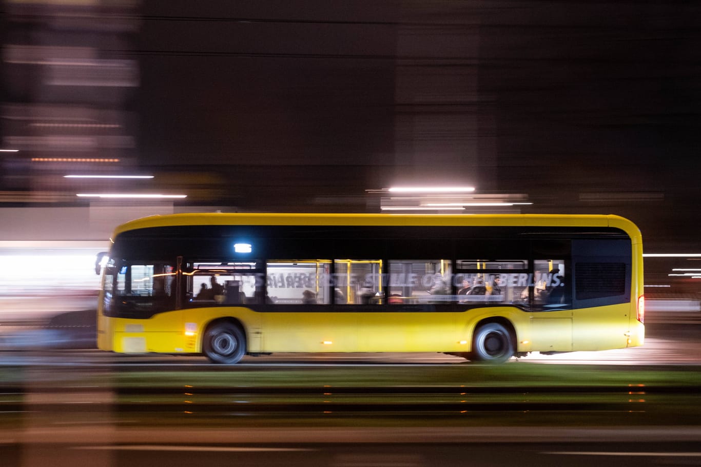 Ein Bus der BVG (Archivbild): Bei einem Unfall sind mehrere Personen verletzt worden.