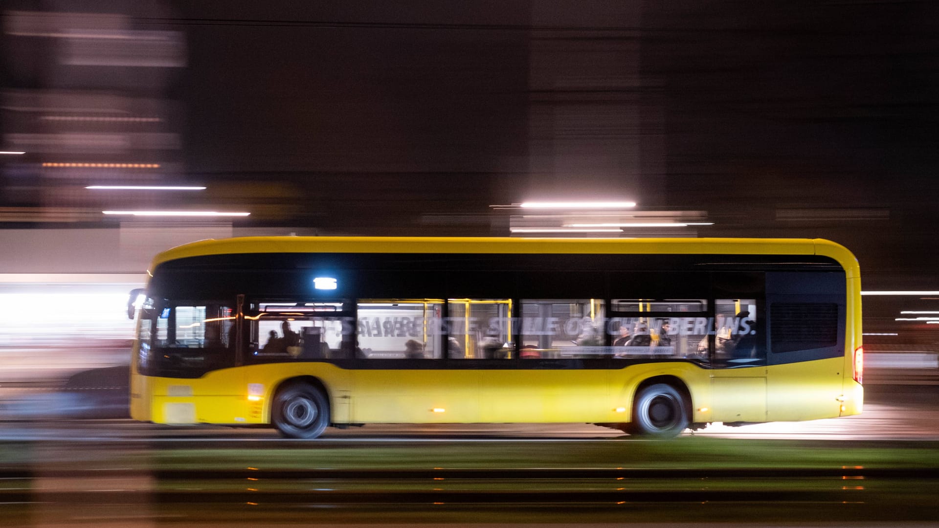 Ein Bus der BVG (Archivbild): Bei einem Unfall sind mehrere Personen verletzt worden.