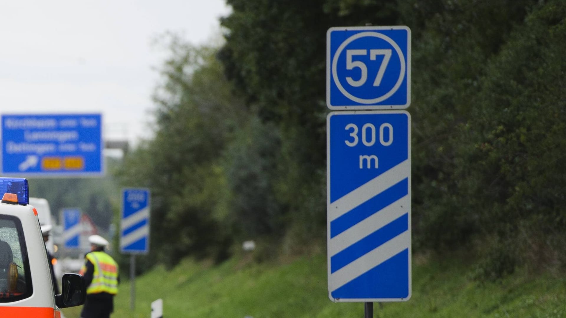 Entfernungsbake auf der Autobahn: Hier wird die verbleibende Distanz zur nächsten Autobahnausfahrt angezeigt.