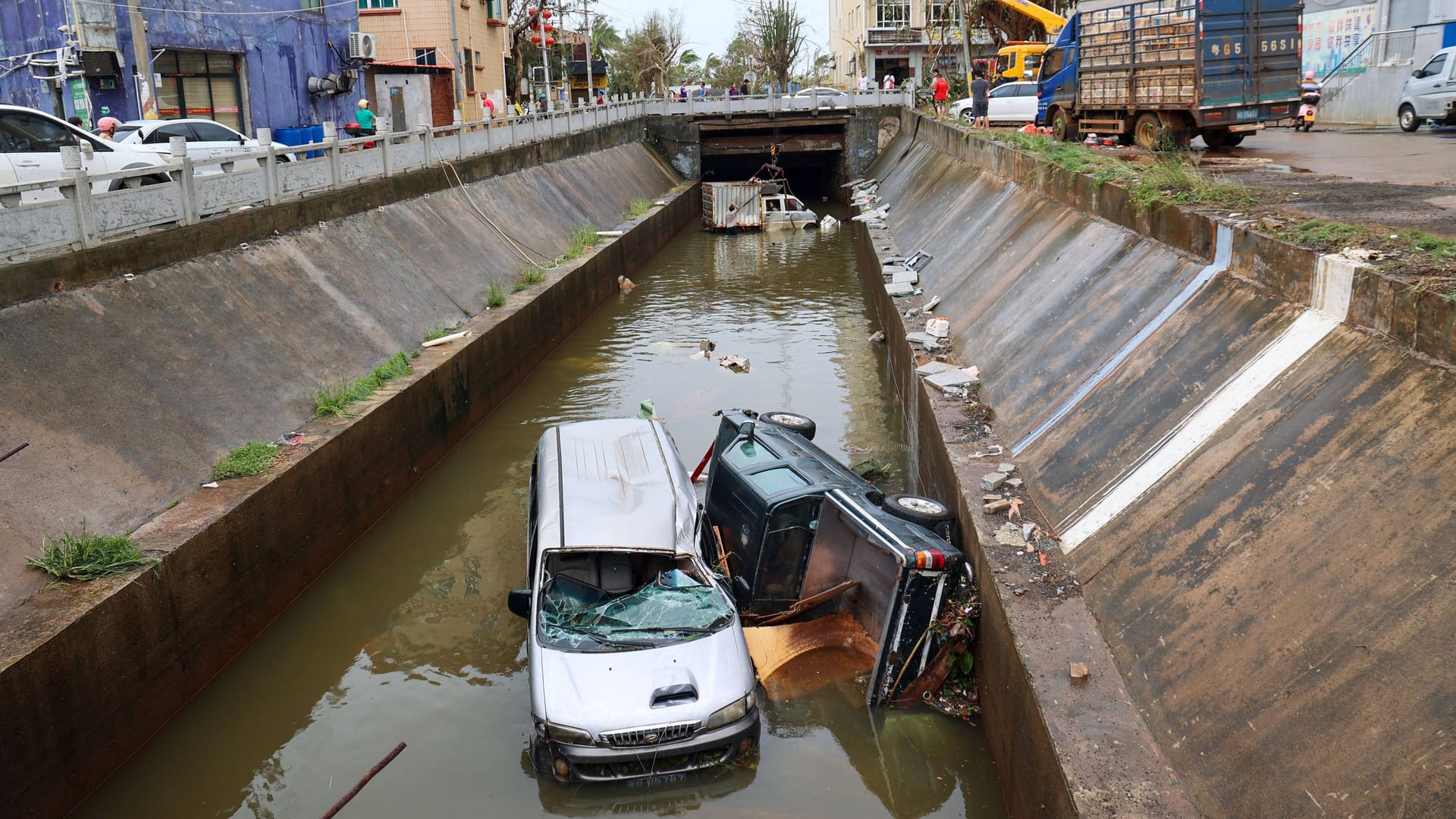 Der Taifun "Yagi" wütete über mehreren Ländern: In China warf das Unwetter zerstörte Autos in einen Fluss.