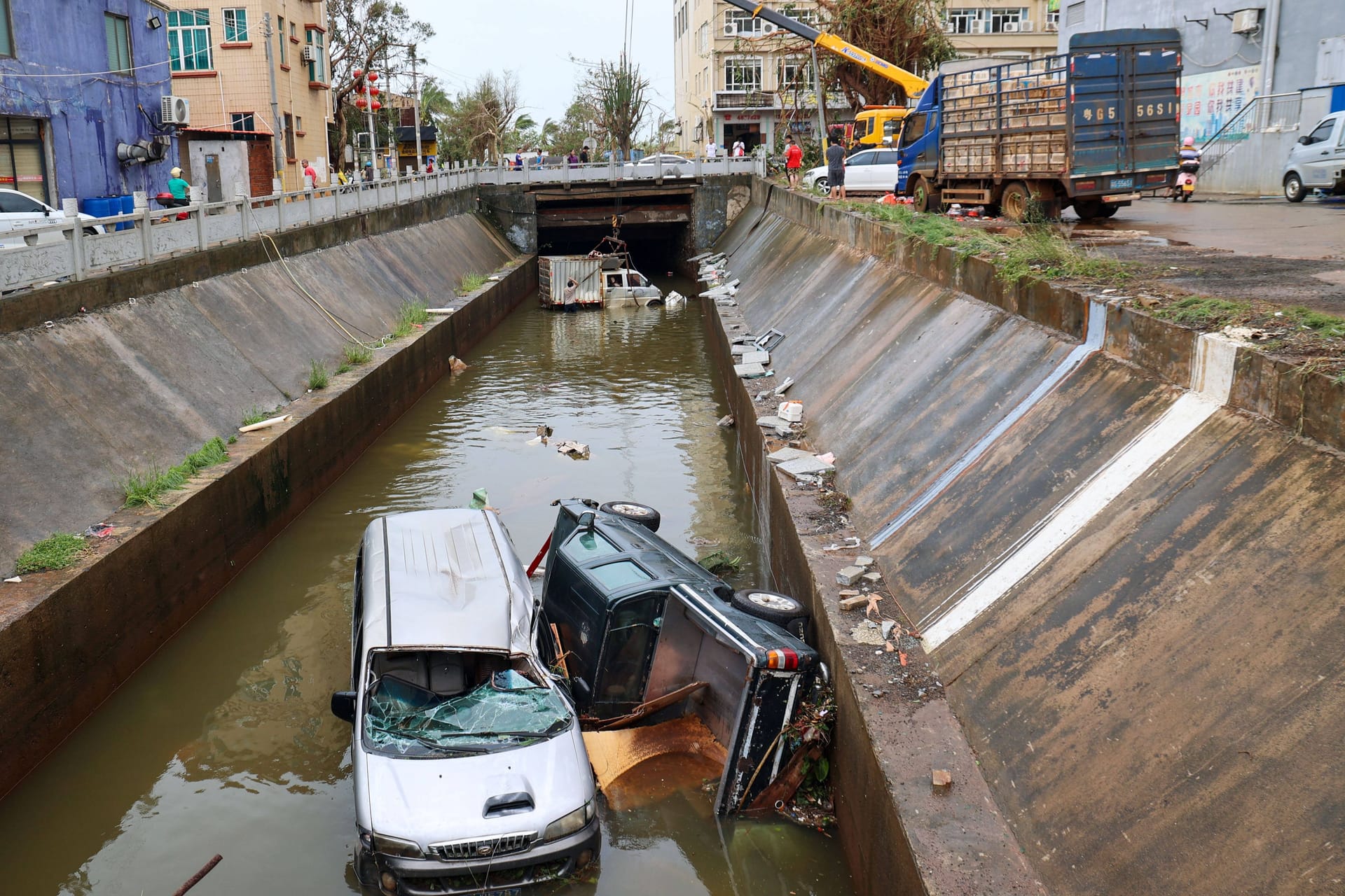 Der Taifun "Yagi" wütete über mehreren Ländern: In China warf das Unwetter zerstörte Autos in einen Fluss.