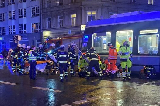 Ein Mann wurde in München von einer Tram erfasst.