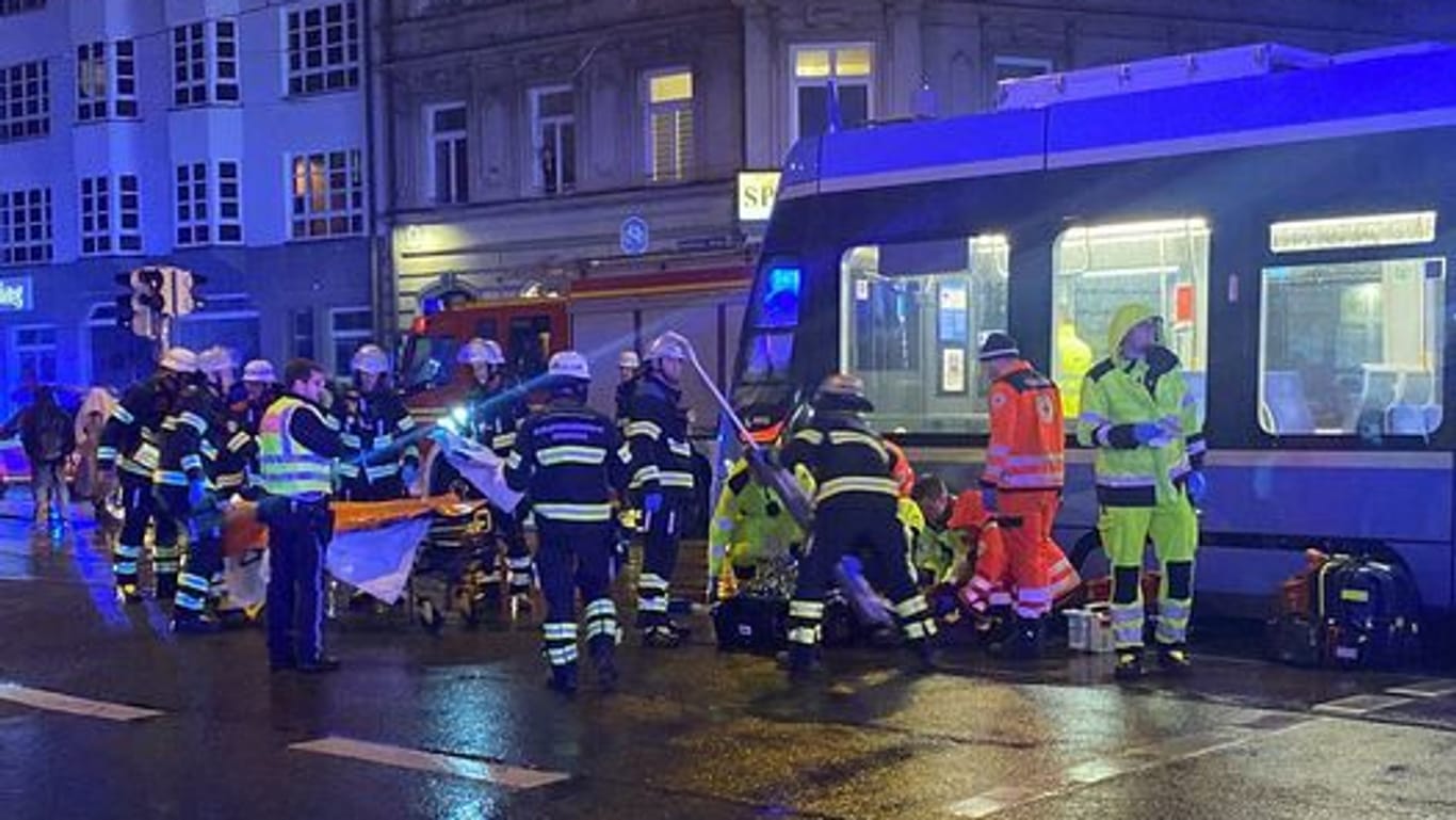 Ein Mann wurde in München von einer Tram erfasst.