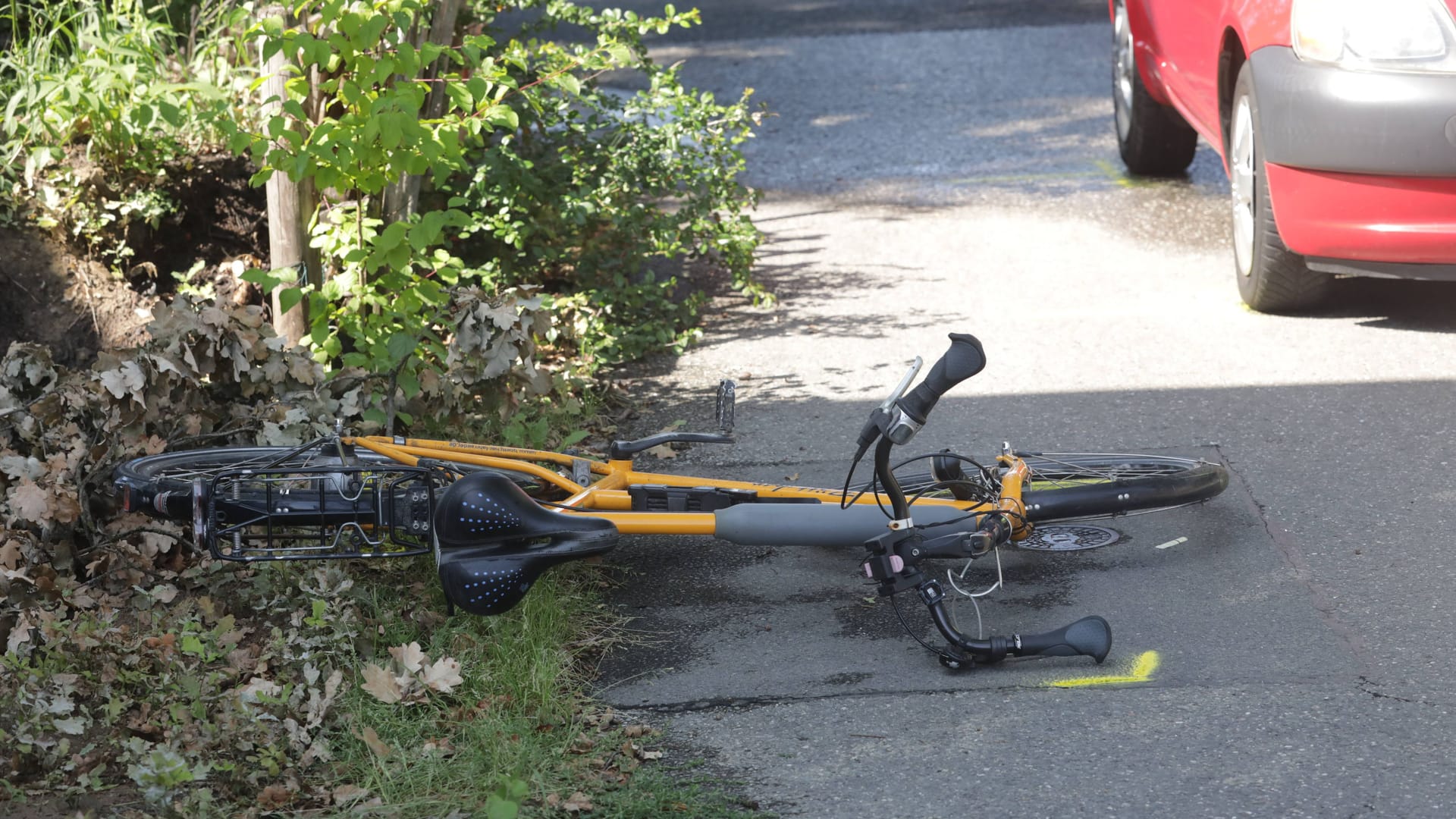 Fahrrad liegt nach Unfall auf Straße (Symbolbild):