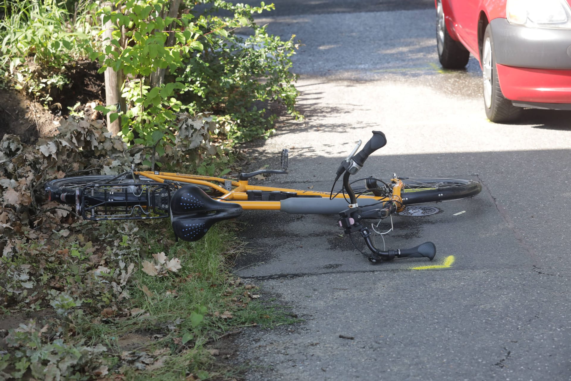 Fahrrad liegt nach Unfall auf Straße (Symbolbild):