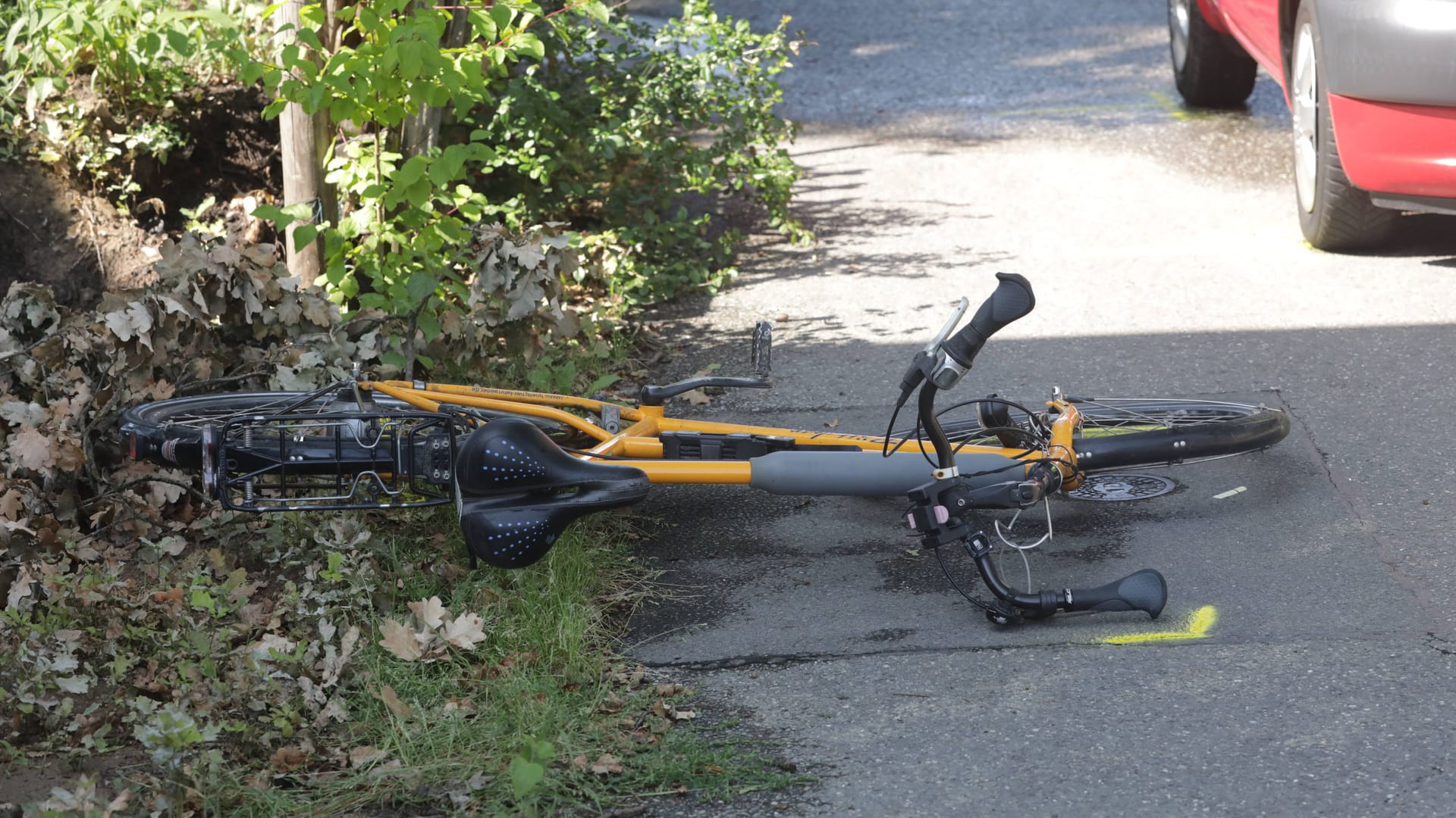 Fahrrad liegt nach Unfall auf Straße (Symbolbild):