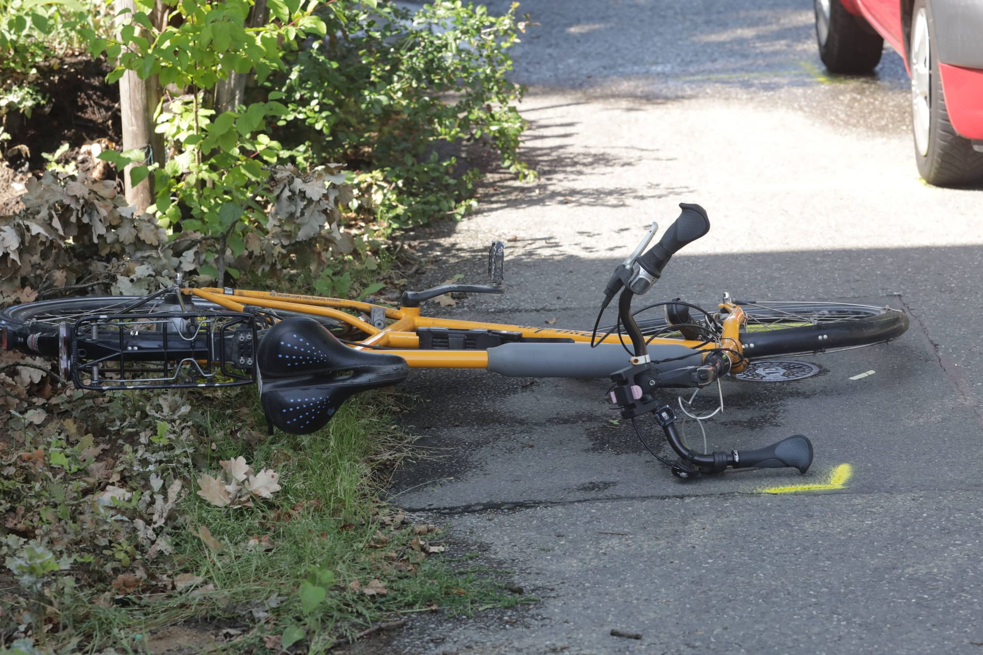 Fahrrad liegt nach Unfall auf Straße (Symbolbild):