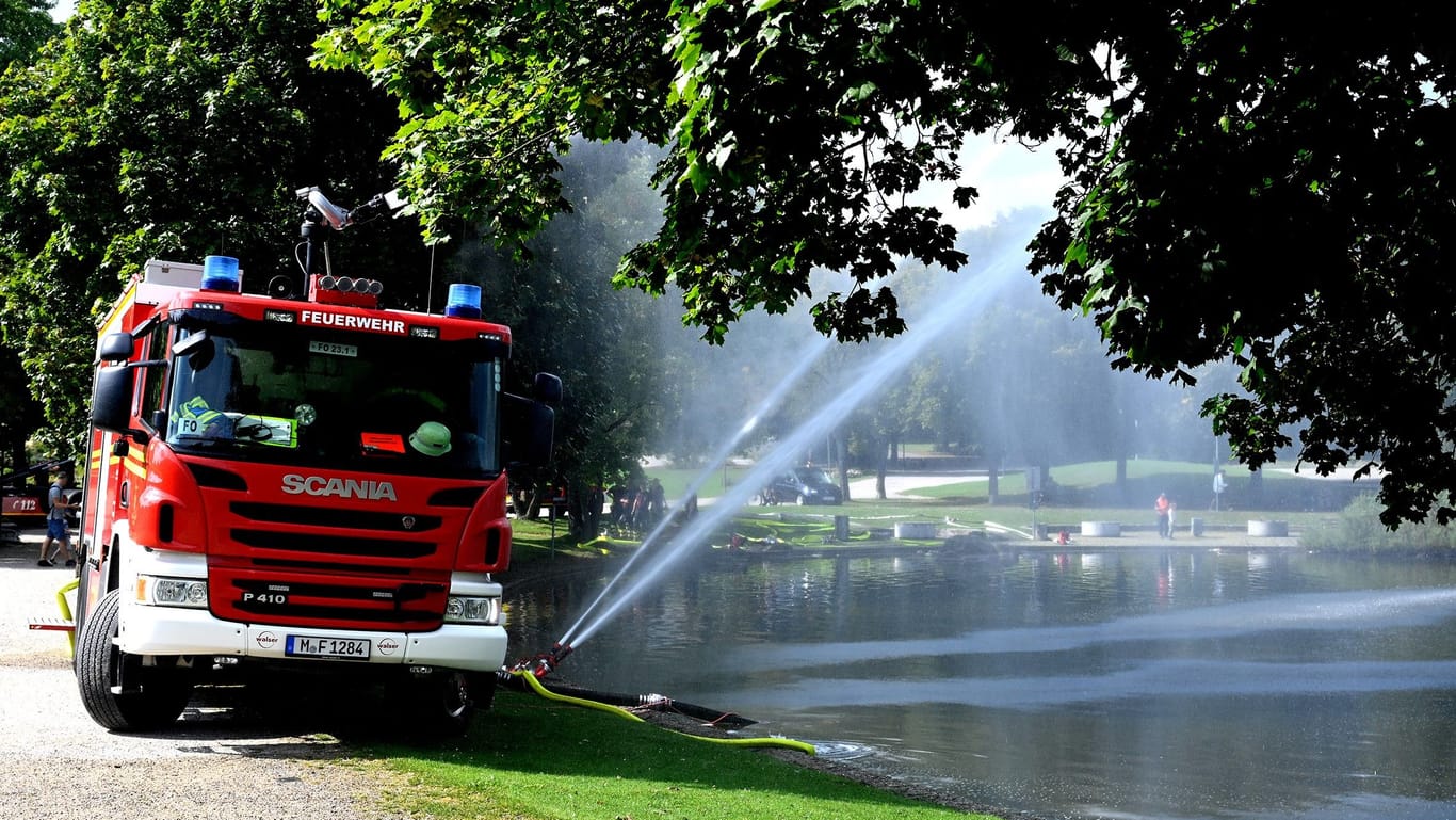 Ein Einsatzfahrzeug der Feuerwehr: Mit Wasserwerfen wurde das abgepumpte Wasser wieder in den See gespritzt.