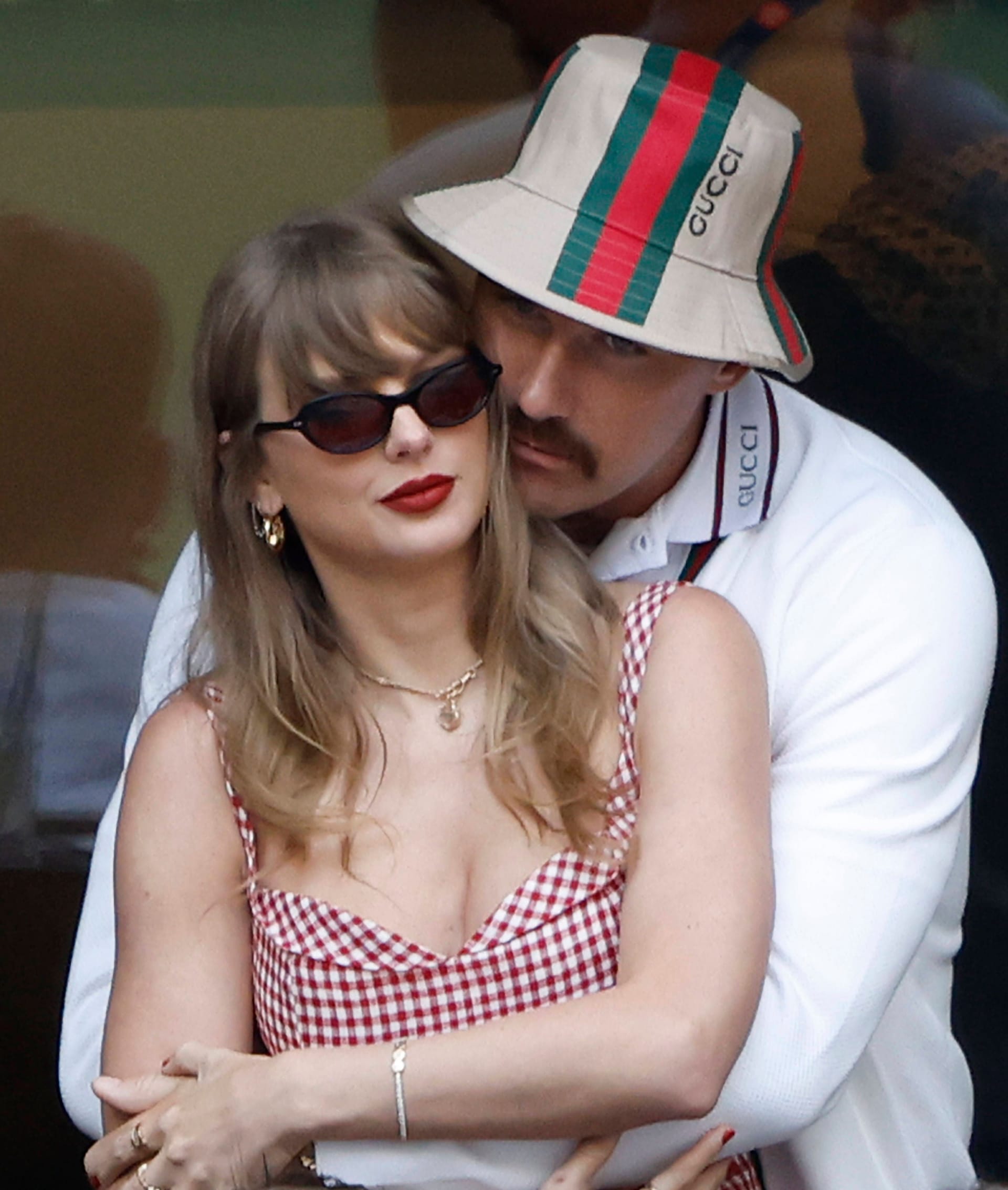 Taylor Swift und Travis Kelce verfolgten das Spiel Arm in Arm.