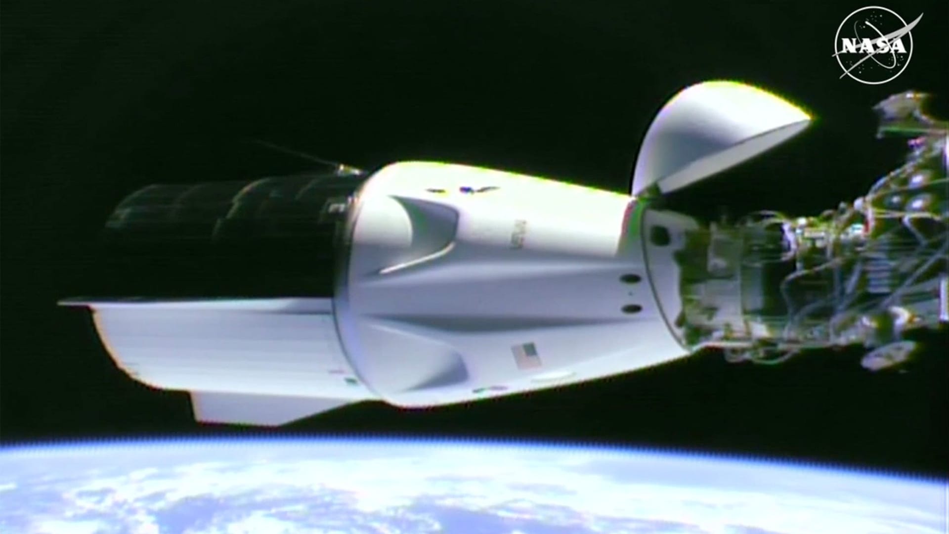 Die SpaceX-Kapsel Dragon dockt an die Internationale Raumstation an.