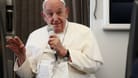 Papst Franziskus hält eine Pressekonferenz an Bord des päpstlichen Flugzeugs auf seinem Rückflug nach Italien.