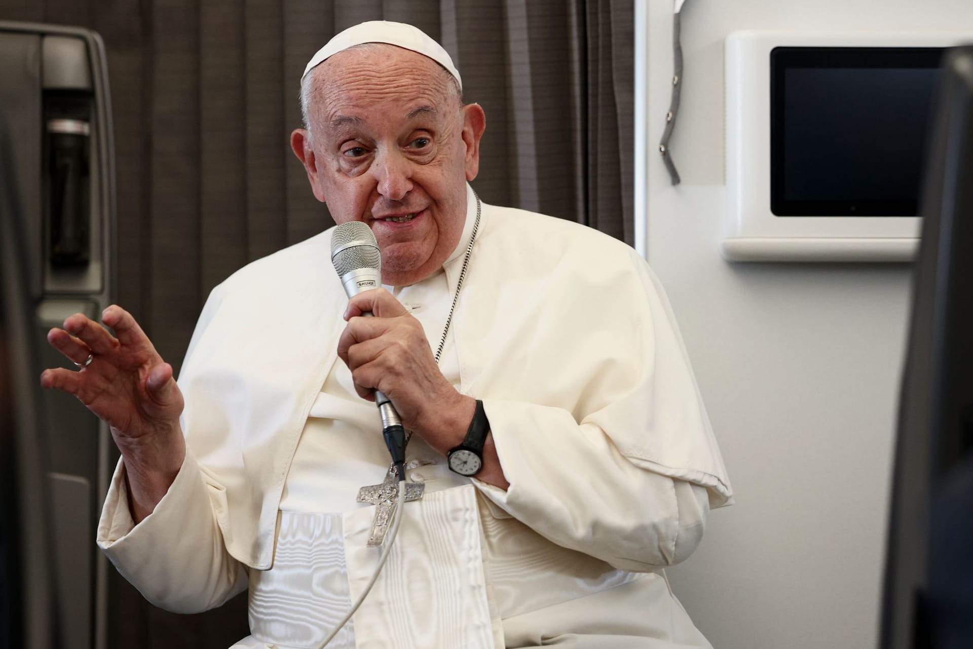 Papst Franziskus hält eine Pressekonferenz an Bord des päpstlichen Flugzeugs auf seinem Rückflug nach Italien.