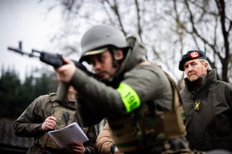 Der niederländische König Willem-Alexander schaut sich ein Ausbildungslager ukrainischer Soldaten im Nordosten Englands an (Archivbild).