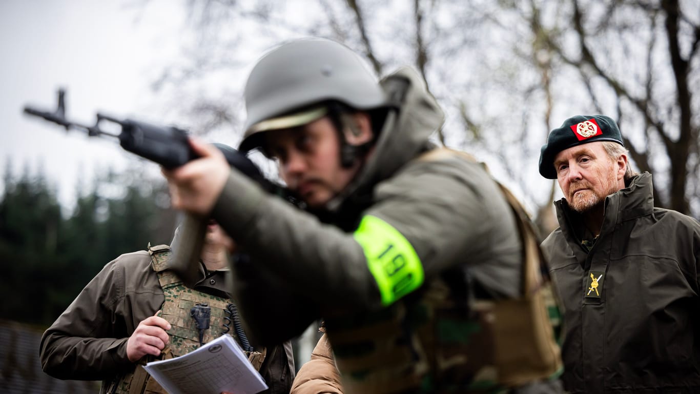 Der niederländische König Willem-Alexander schaut sich ein Ausbildungslager ukrainischer Soldaten im Nordosten Englands an (Archivbild).