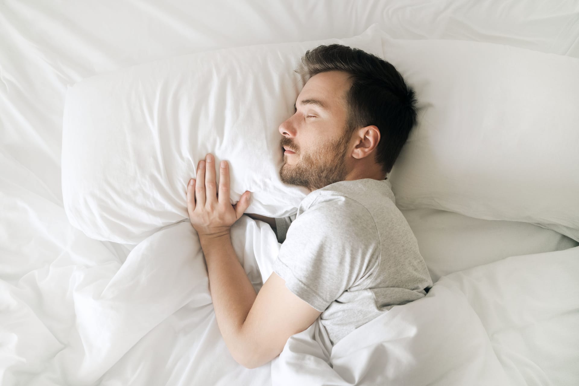 Ein Mann liegt im Bett und schläft