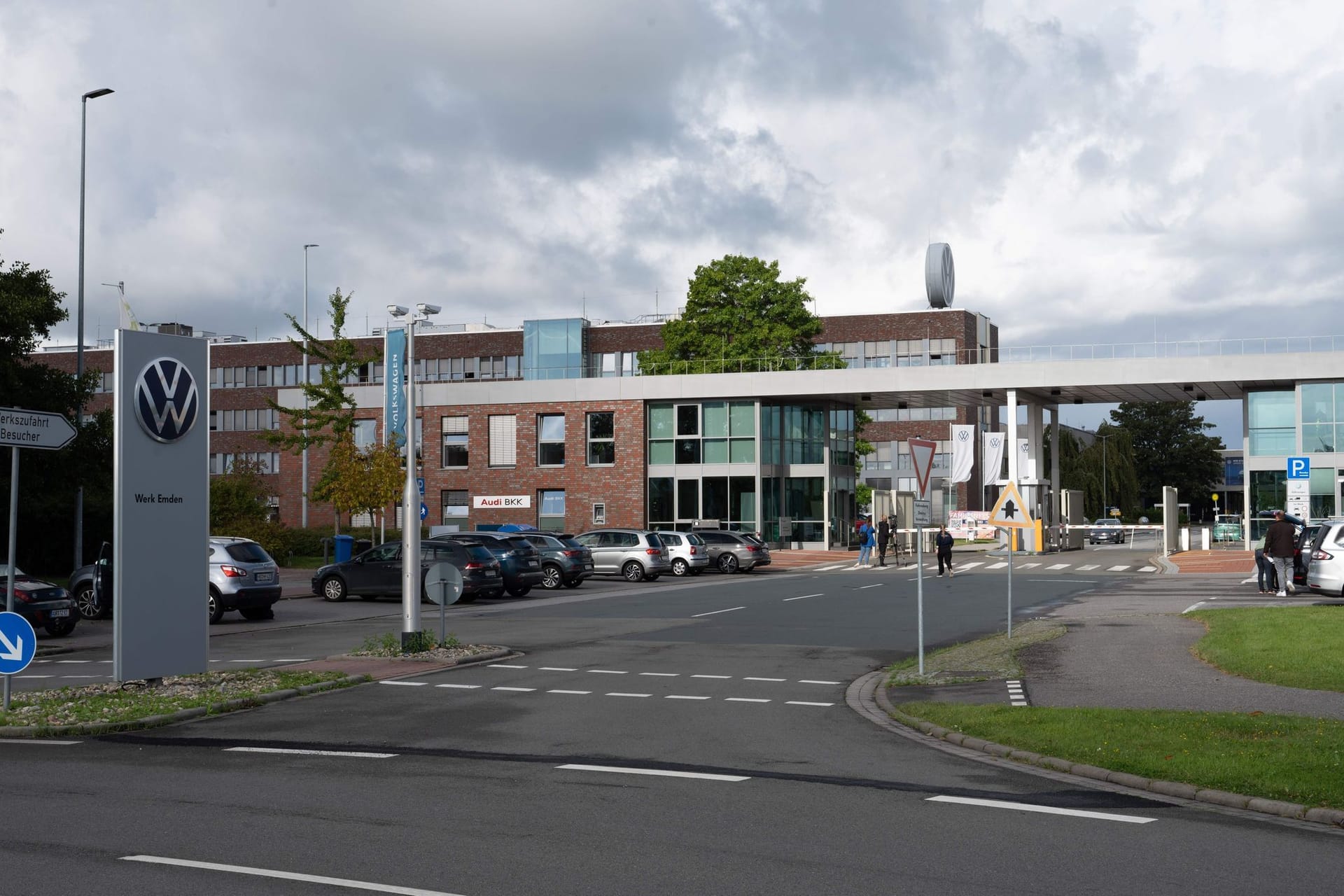 Sparpläne bei VW - Habeck im Werk Emden