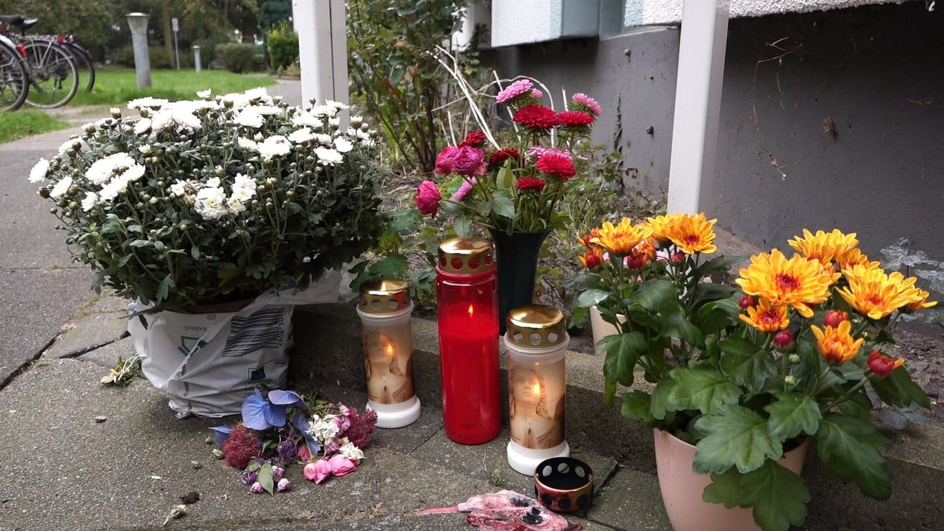 Vor dem Gebäude wurden Blumen und Kerzen abgestellt.