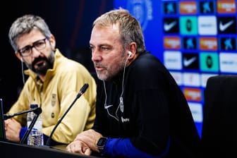 Hansi Flick (r.) vor dem Spiel gegen den FC Getafe in der spanischen Liga.