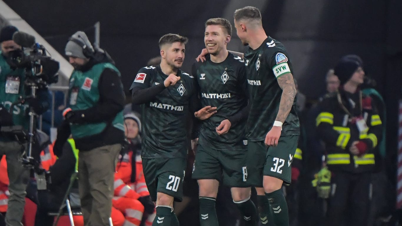 Die Werder-Profis Romano Schmid (v.l.), Mitchell Weiser und Marco Friedl feiern: Im Januar konnte der SVW die Bayern besiegen.