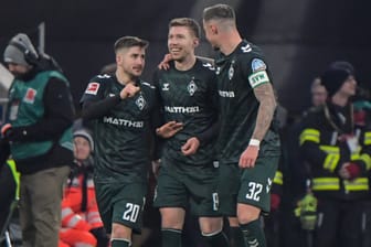 Die Werder-Profis Romano Schmid (v.l.), Mitchell Weiser und Marco Friedl feiern: Im Januar konnte der SVW die Bayern besiegen.