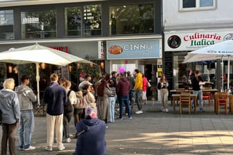 Lange Warteschlange vor Cinnful Buns & Coffee: Der Zimtschneckenladen erfreut sich großer Beliebtheit.