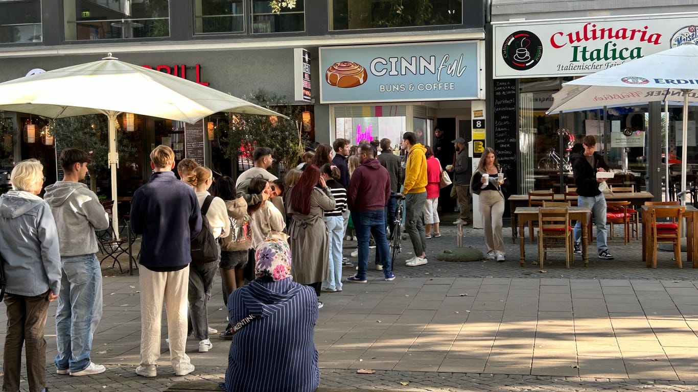 Lange Warteschlange vor Cinnful Buns & Coffee: Der Zimtschneckenladen erfreut sich großer Beliebtheit.