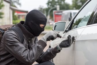 Dieb öffnet Autotür mit Schraubenzieher (Symbolbild): Der wirtschaftliche Schaden in Niedersachsen steigt im Vergleich zum Vorjahr an.