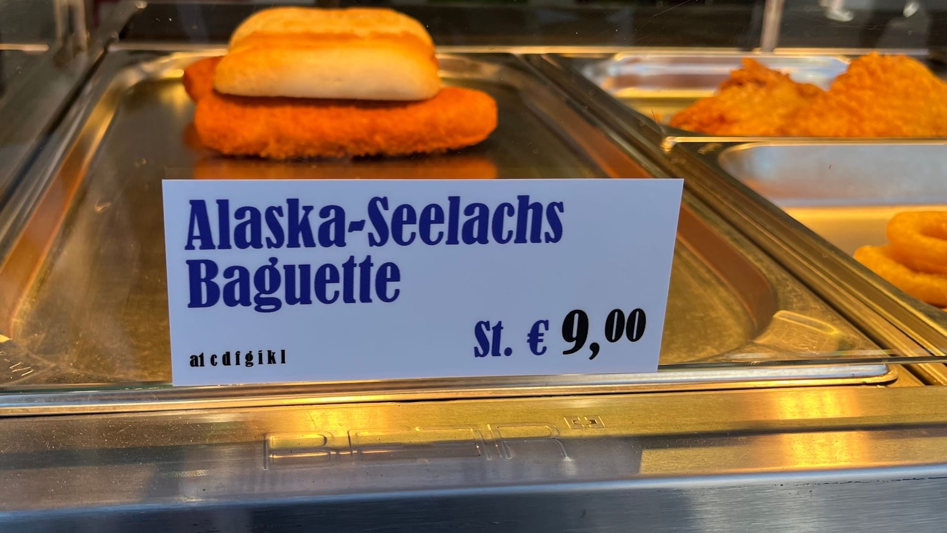 Der Stand vor dem berühmten Festzelt Fischer Vroni: Das Seelachs-Baguette kostet 2024 9 Euro.