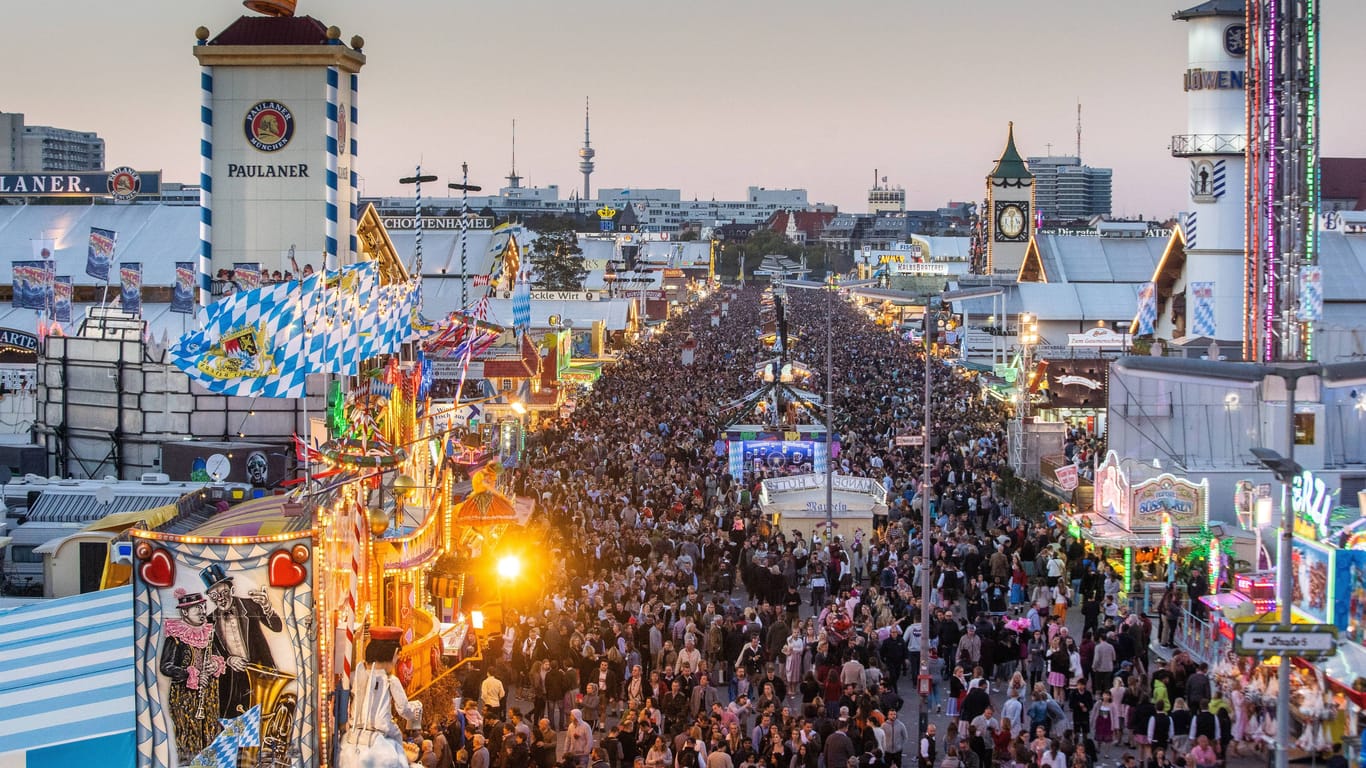 Wirtsbudenstraße auf dem Oktoberfest: Hier soll ein Mann eine junge Frau angegrapscht haben.