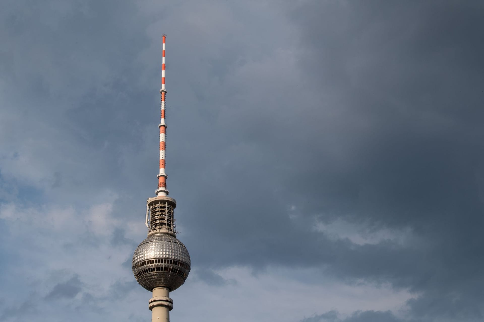 ARCHIV - 30.05.2018, Berlin: Hinter dem Berliner Fernsehturm ziehen dunkle Wolken auf. (zu dpa: «Viele Wolken in Berlin und Brandenburg - Gewitter möglich»)