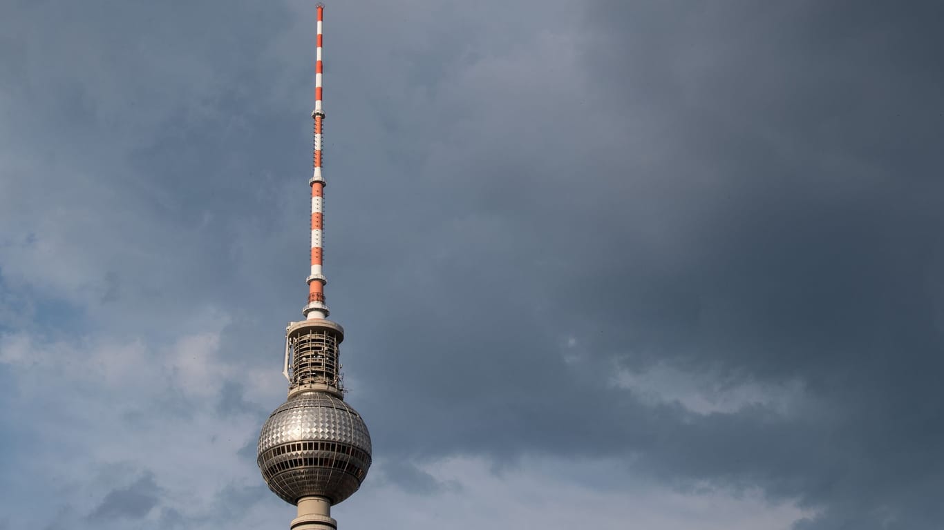 ARCHIV - 30.05.2018, Berlin: Hinter dem Berliner Fernsehturm ziehen dunkle Wolken auf. (zu dpa: «Viele Wolken in Berlin und Brandenburg - Gewitter möglich»)