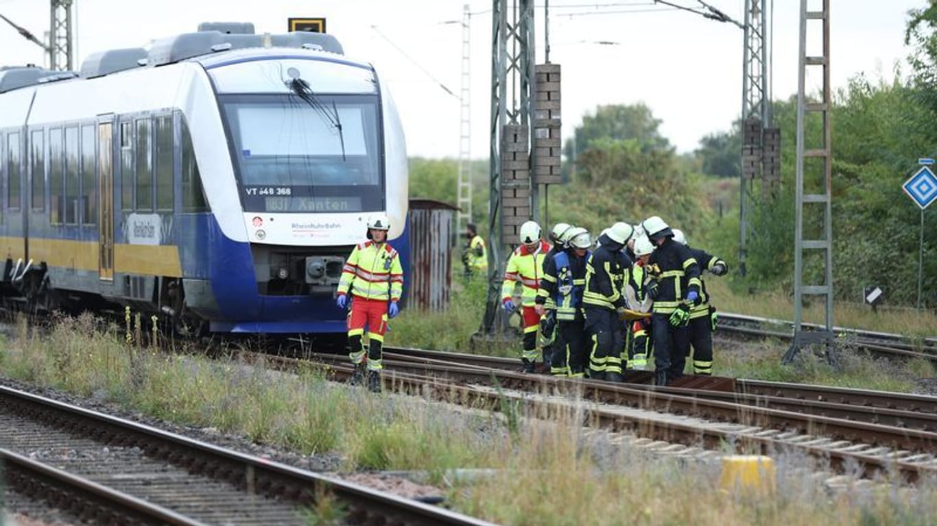 Zugunglück in Duisburg: Ein Regionalzug hat nach Angaben der Bundespolizei einen abgestellten Güterzug seitlich touchiert.