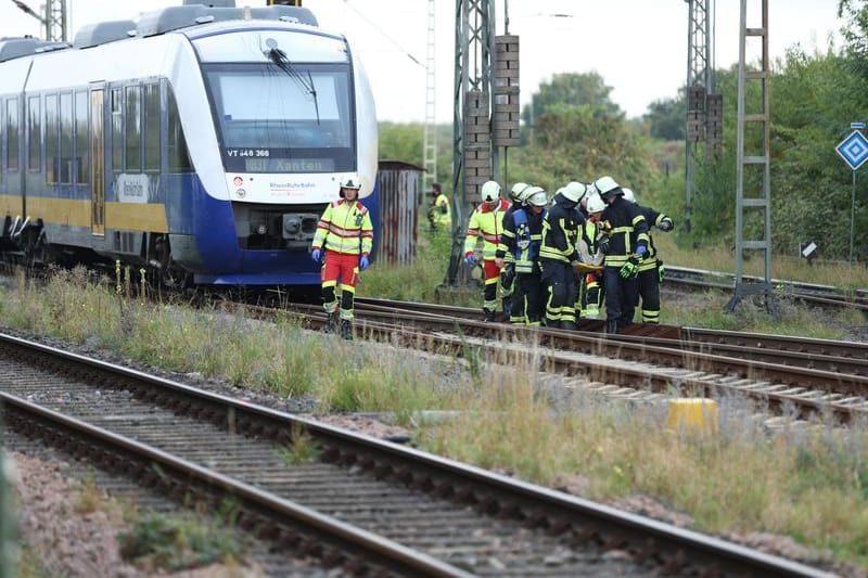 Zugunglück in Duisburg: Ein Regionalzug hat nach Angaben der Bundespolizei einen abgestellten Güterzug seitlich touchiert.