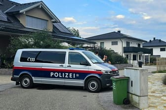 Polizei am Wohnsitz (hinten) des zuletzt in der Flachgauer Gemeinde Neumarkt am Wallersee gemeldeten Österreichers.